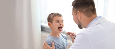 Doktor klinikteki küçük hastayı muayene ediyor, mesaj için yer var mı diye. Pankart tasarımı