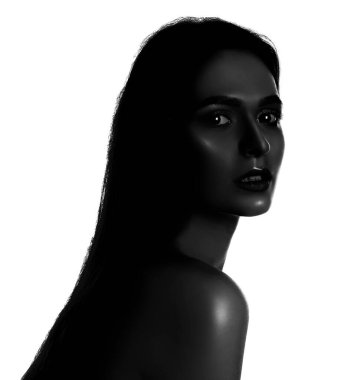 Güzel bir genç kadının yüksek kontrastlı siyah beyaz portresi