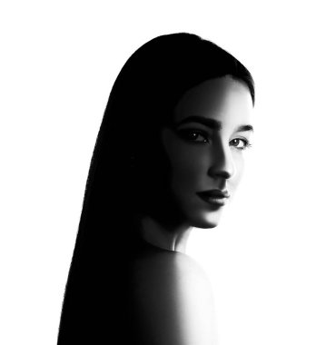 Güzel bir genç kadının yüksek kontrastlı siyah beyaz portresi