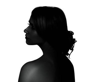 Güzel bir genç kadının yüksek kontrastlı siyah beyaz portresi