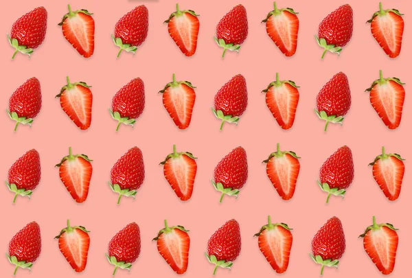 Muster Von Ganzen Und Halbierten Erdbeeren Auf Blassrosa Hintergrund — Stockfoto
