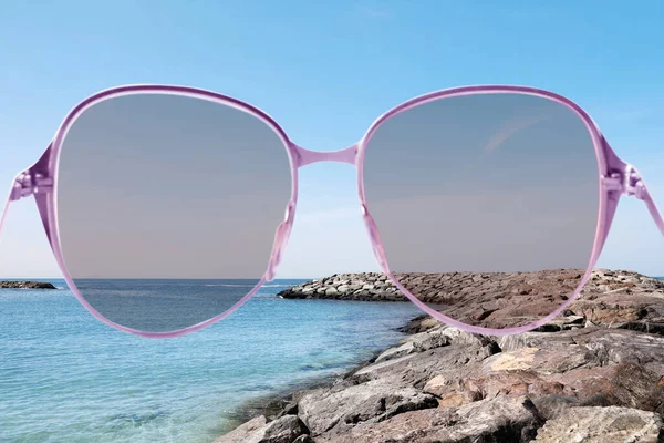 Strand Mit Steinmole Sonnigen Tagen Blick Durch Sonnenbrille — Stockfoto