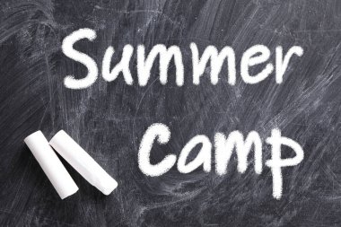 Beyaz tebeşir parçaları ve metin SUMER CAMP karatahta yazılı, düz yatıyordu