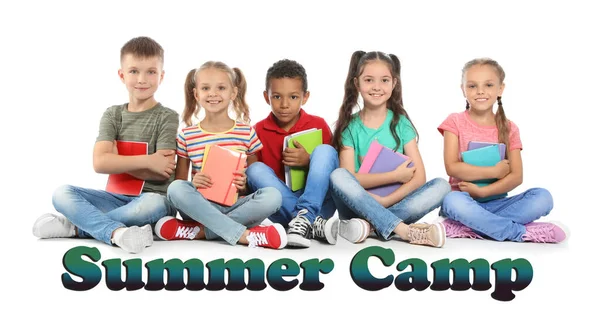 Grupo Crianças Com Material Escolar Sobre Fundo Branco Acampamento Verão — Fotografia de Stock