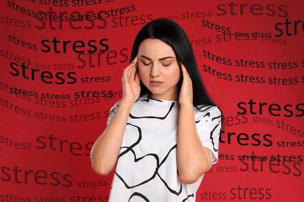 Junge Frau Mit Depressionen Und Worten Stress Auf Rotem Hintergrund — Stockfoto