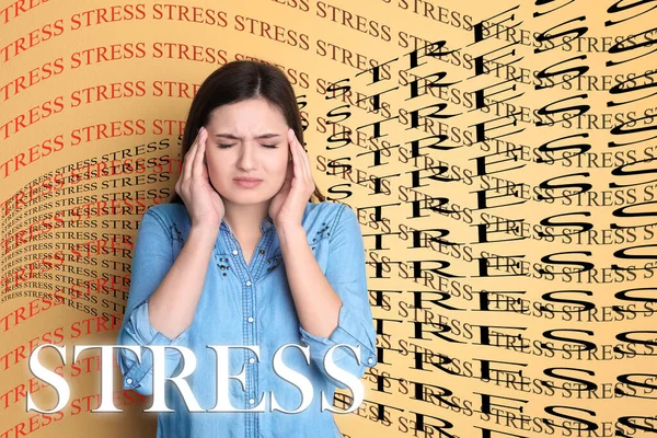 Junge Frau Leidet Depressionen Und Wörter Stress Auf Farbigem Hintergrund — Stockfoto