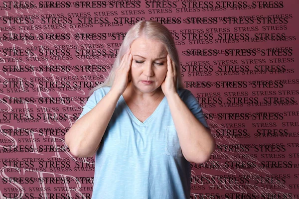 Ältere Frau Leidet Unter Depressionen Und Wörter Stress Auf Farbigem — Stockfoto