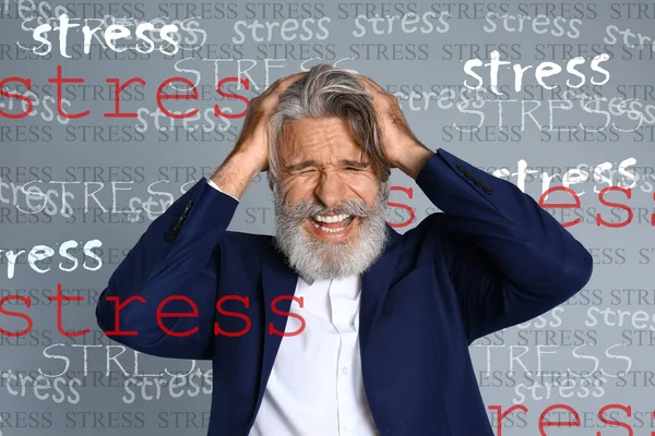 Mann Mit Depressionen Und Worten Vor Grauem Hintergrund — Stockfoto