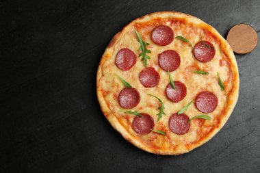 Siyah masada nefis biberli pizza, üst manzara.