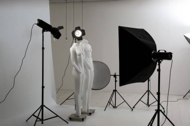 Profesyonel fotoğraf stüdyosunda modern hayalet mankenleri