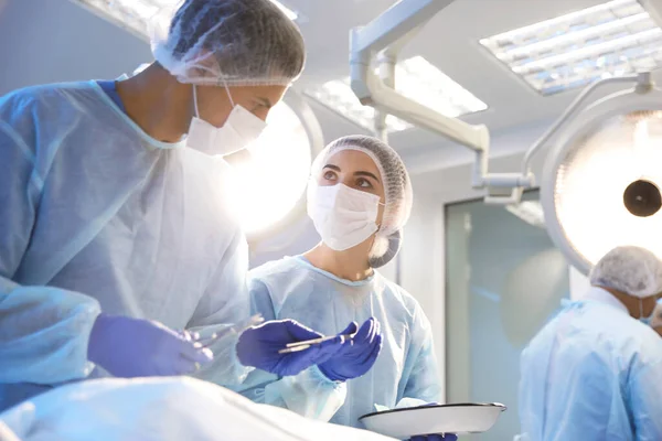 Ομάδα Επαγγελματιών Χειρουργών Που Εκτελούν Εργασίες Στην Κλινική — Φωτογραφία Αρχείου