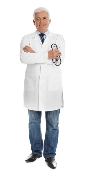 Medico Senior Con Stetoscopio Sfondo Bianco — Foto Stock