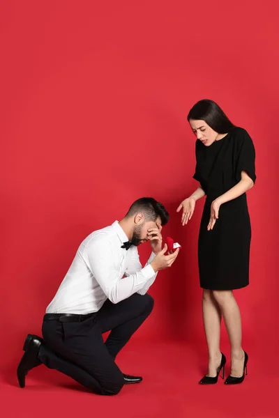 Jovem Rejeitando Anel Noivado Namorado Fundo Vermelho — Fotografia de Stock