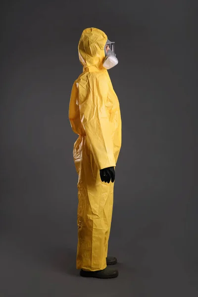 Žena Chemickém Ochranném Obleku Šedém Pozadí Virus Research — Stock fotografie