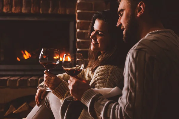 Preciosa Pareja Con Copas Vino Cerca Chimenea Casa Vacaciones Invierno —  Fotos de Stock