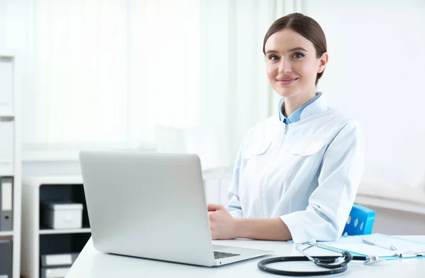 Retrato Una Joven Doctora Bata Blanca Lugar Trabajo —  Fotos de Stock