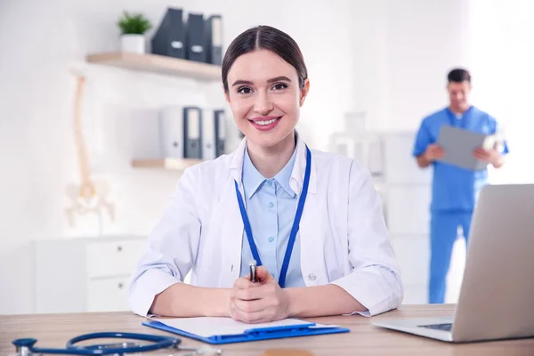 Portret Van Vrouwelijke Arts Aan Tafel Moderne Kliniek — Stockfoto