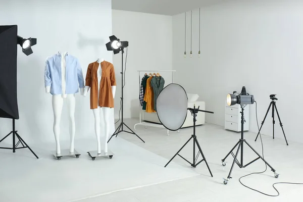 プロの写真スタジオで現代的な服とゴーストマネキン — ストック写真