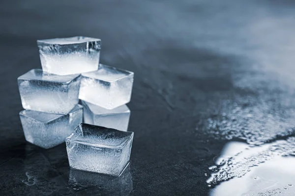 Eiswürfel Auf Nasser Grauer Oberfläche Nahaufnahme Raum Für Text — Stockfoto