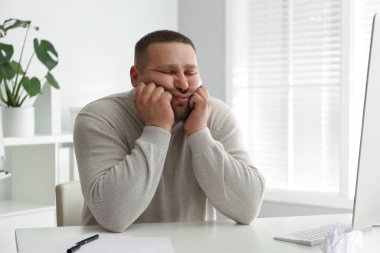 İş yerinde tembellik eden aşırı kilolu ofis çalışanı.