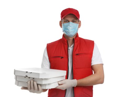 Koruyucu maskeli bir kurye ve beyaz arka planda pizza kutuları tutan eldivenler. Coronavirus karantinası sırasında yiyecek teslimatı