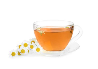 Cam bardakta nefis papatya çayı, beyaz üzerine izole edilmiş.