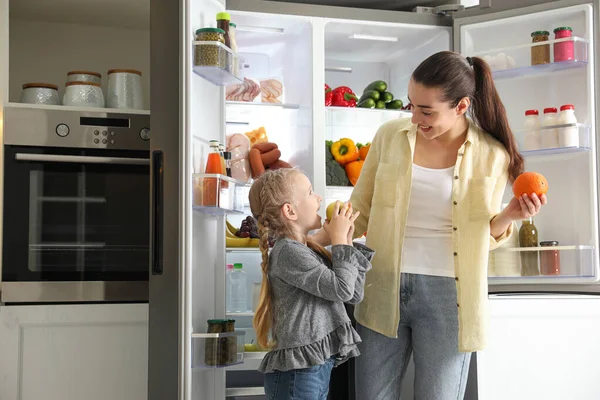 Молодая Мать Дочь Фруктами Рядом Открытым Холодильником Кухне — стоковое фото