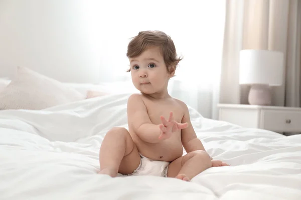 Cute Little Baby Pieluchy Łóżku — Zdjęcie stockowe