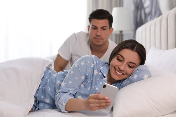 Homem Desconfiado Olhando Para Smartphone Namorada Casa Ciúme Relacionamento — Fotografia de Stock