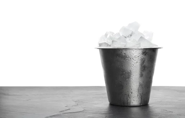 Metalen Emmer Met Ijsblokjes Tafel Tegen Witte Achtergrond — Stockfoto