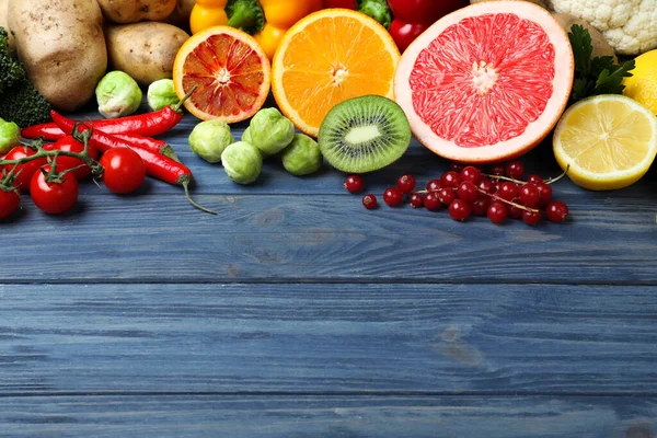 Mavi Ahşap Masada Vitamini Bakımından Zengin Taze Ürünler Metin Için — Stok fotoğraf