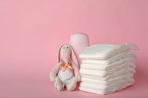 Luiers Babyaccessoires Roze Achtergrond Ruimte Voor Tekst — Stockfoto