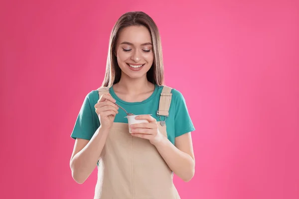 Mujer Atractiva Joven Con Sabroso Yogur Sobre Fondo Rosa — Foto de Stock