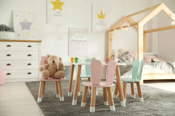 Pequeña Mesa Sillas Con Orejas Conejo Interior Del Dormitorio Los — Foto de Stock