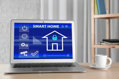 Ev güvenliği uygulaması olan modern bir bilgisayar.