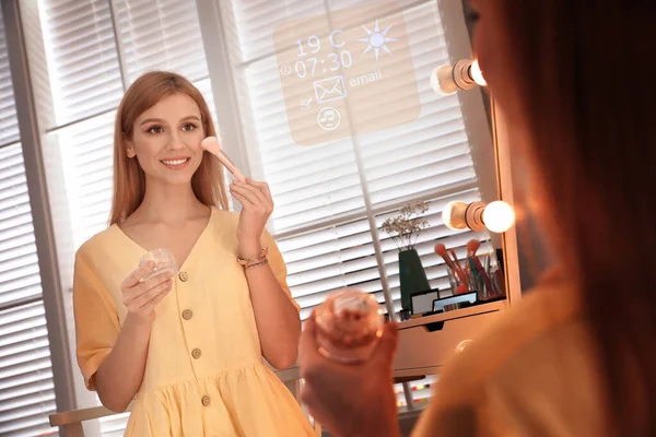 Belle Jeune Femme Appliquant Maquillage Près Miroir Intelligent Dans Dressing — Photo