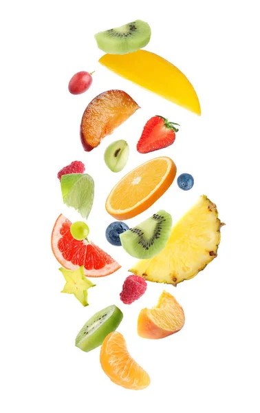新鮮なおいしい果物と果実が白い背景に落ちます — ストック写真