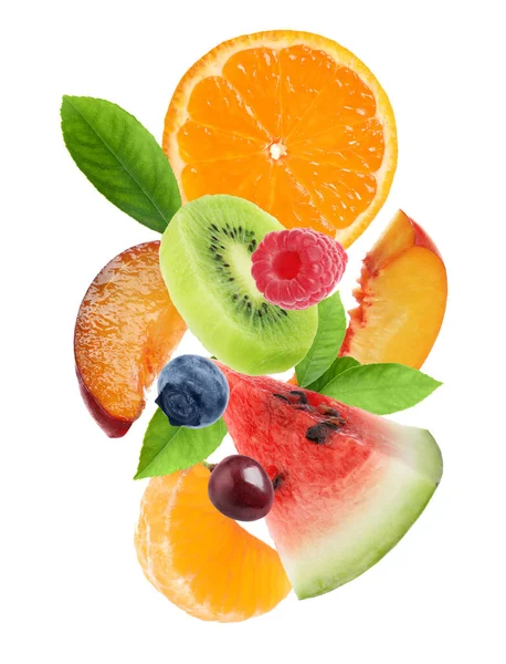 Conjunto Diferentes Frutas Frescas Cortadas Bagas Caindo Fundo Branco — Fotografia de Stock