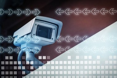 Açık hava ve dijital oklar üzerine modern CCTV güvenlik kamerası