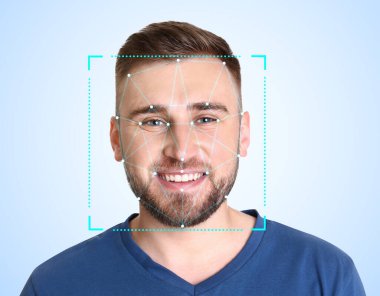 Yüz tanıma sistemi. Tarayıcı çerçeveli genç adam ve ışık arka planında dijital biyometrik ızgara