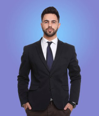 Yüz tanıma sistemi. Mavi arkaplanda dijital biyometrik şebekeye sahip bir işadamı