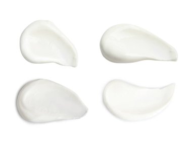 Beyaz arka planda lezzetli bir yoğurt seti.