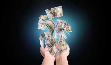 Geçmişi karanlık olan bir kadın, yakın plan. Para birimi değişimi