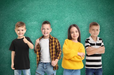 Arkaplanda bir grup şirin okul çocuğu ve yazı tahtası var.