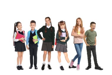 Beyaz arka planda bir grup sevimli okul çocuğu