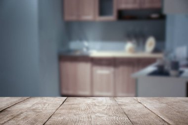 Modern mutfak içlerindeki boş ahşap masa.