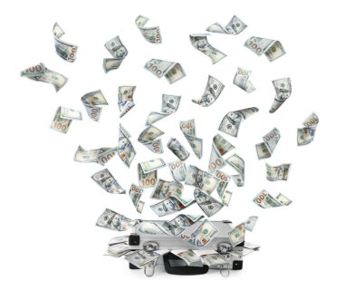 Para dolu modern bavul ve beyaz arka planda uçan Amerikan banknotları.