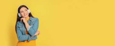 Sarı arka planda kulaklıklı müzik dinleyen genç bir kadın. Mesaj için yer var. Pankart tasarımı