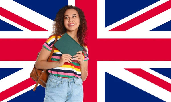 Vacker Afroamerikansk Flicka Med Bok Och Flagga Storbritannien Som Bakgrund — Stockfoto
