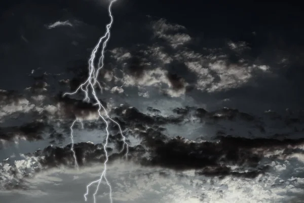 在被雨云覆盖的天空中闪电 暴风雨天气 — 图库照片